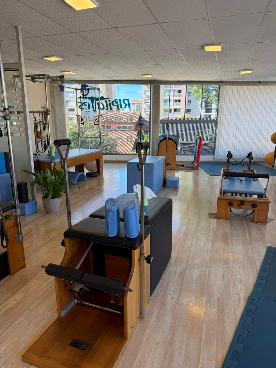 Visão geral da sala de aparelhos do RP Pilates